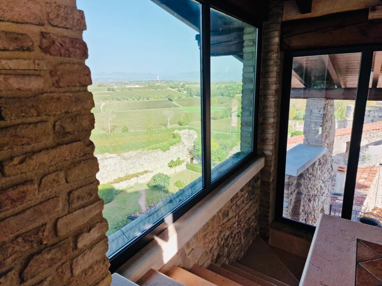 Tam'S Tower Apartment Pozzolengo Bagian luar foto